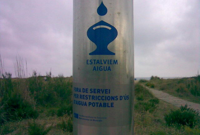Ducha en la playa de Gavà Mar fuera de servicio por las restricciones de uso de agua potable debidas a la sequía (Abril de 2008)